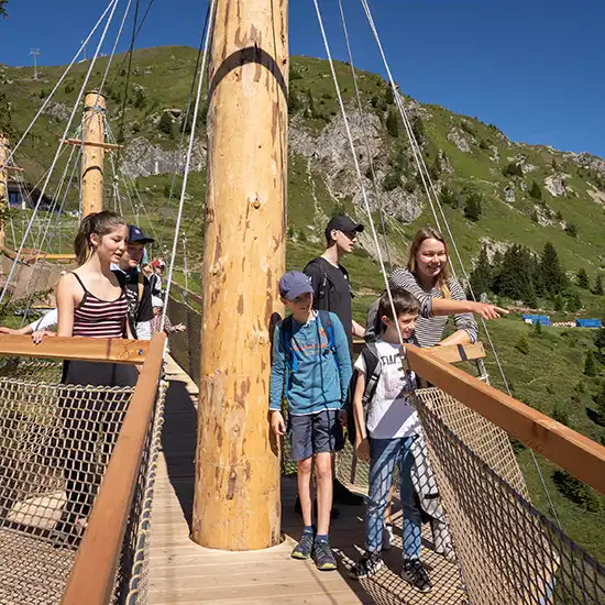 Eine Familien im Kletterpark