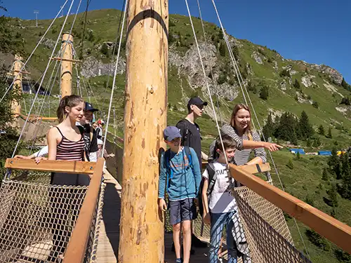 Eine Familien im Kletterpark